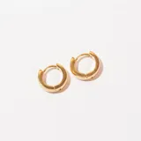 Par de aros tipo argolla dorados de acero.