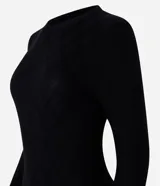 Suéter de punto color marrón, con cuello redondo, manga larga y textura geométrica de losângos.