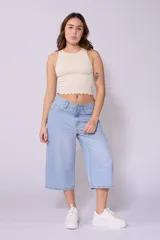 Bermuda de jean celeste, corte ancho a la rodilla.