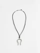 Collar con cordón negro ajustable y dije dorado en forma de herradura.