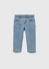 Jeans capri de corte skinny y tiro medio, confeccionados en tejido denim de algodón con elastano. Presentan costuras decorativas verticales en el frente, cierre de cremallera con botón, trabillas y bolsillos funcionales.
