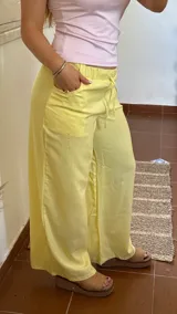 Pantalón de lino amarillo de corte amplio con cintura elastizada y cordón ajustable.