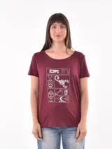 Remera color borgoña con estampado blanco del signo zodiacal Escorpio.