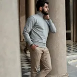 Polera de cuello alto confeccionada en tejido de algodón con spandex, de corte ajustado, con puños y ruedo acanalados.