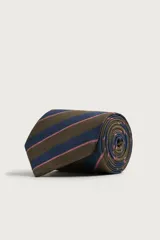 Corbata ancha de la colección especial Fruit of the Loom x Zara, confeccionada en tejido de algodón con diseño de rayas diagonales en tonos marrón, azul marino y líneas rosadas.