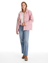 Sobrecamisa de tejido sherpa color blanco, con cuello solapa, cierre frontal con botones y bolsillos delanteros.