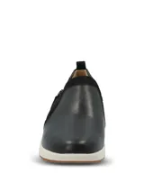 Zapatillas slip on Hush Puppies modelo Spinal Slip On, color negro, confeccionadas en cuero con detalles de gamuza y cierre lateral decorativo. Poseen suela blanca y base de goma con tecnología TripleDensity para mayor amortiguación y soporte.