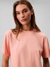 Remera de algodón color rosado, con cuello redondo, mangas cortas, corte regular y pequeño logo bordado al tono en el pecho.