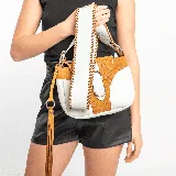 Morral de cuero vacuno color blanco con detalles en cuero con textura de cocodrilo color suela. Tiene correa larga ajustable y removible, bolsillo trasero con cierre, cierre superior y tapa con broche. El interior está forrado y tiene un bolsillo para el móvil.