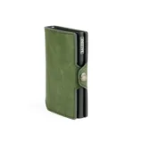 Billetera tipo tarjetero de cuero negro con caja de aluminio interna y sistema de deslizamiento para tarjetas. Cuenta con cierre mediante broche a presión.