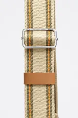 Bolso bandolera de tamaño pequeño confeccionado en nylon, con estructura blanda y cierre de cremallera. Cuenta con asa larga regulable de tejido y logo de la marca aplicado en la parte inferior frontal.