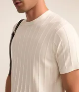 Remera de manga corta en tejido de viscosa texturizada con diseño acanalado y cuello redondo.