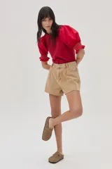 Blusa de algodón color rojo con mangas cortas abullonadas y detalle de bordado en los puños.