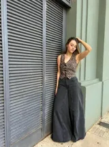 Chaleco con estampado animal print, escote en V y cierre frontal con botones.