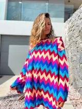 Sweater de tejido de punto con diseño de rayas en zigzag multicolor, cuello redondo y mangas largas holgadas.