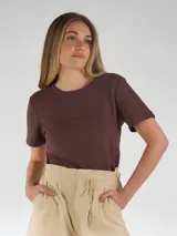 Remera blanca de manga corta, cuello redondo con detalle de costura decorativa a tono, y bordado frontal a tono.