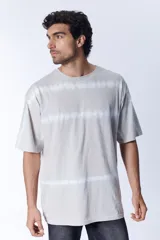 Remera beige con diseño tie dye horizontal en blanco.