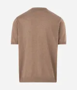 Remera Marfinno de manga corta y cuello redondo, de color tostado, confeccionada en tejido de punto con mezcla de poliéster, elastano y poliamida. Cuenta con un bolsillo frontal aplicado en el pecho con diseño geométrico en color blanco.
