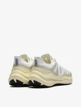 Zapatillas deportivas Veja modelo Condor 3, de diseño técnico en tonos blanco y crema. Presentan una silueta aerodinámica con paneles superpuestos, el logo distintivo de la marca en el lateral y una suela robusta con relieve.