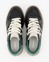 Championes deportivos Coolway modelo Goal, color negro con detalles en verde, beige y blanco. Confeccionados en serraje con detalles en contraste de color, lengüeta de piel y suela flexible de goma.