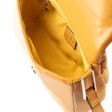 Bandolera color habano con diseño entrelazado, correa regulable, acceso con botón magnético y solapa, herrajes plateados y bolsillo interno con cierre.