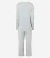 Pijama de dos piezas confeccionado en viscolycra, compuesto por una blusa de manga larga con cuello redondo y un pantalón de corte recto con cintura elástica. Presenta un estampado de lunares pequeños y detalles de vivo contrastante en los bordes.