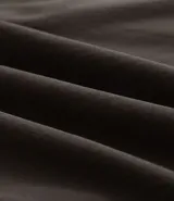 Campera bomber azul con cuello alto, cierre frontal con cremallera, bolsillos laterales y puños y cintura elastizados.