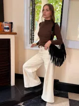 Cartera tipo hobo de cuero negro con diseño de flecos largos en los laterales. Cuenta con una correa de hombro integrada y cierre superior.