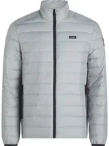 Campera acolchada de poliéster reciclado, color gris claro, con cuello alto y cierre frontal de cremallera negra. Presenta costuras horizontales y una insignia rectangular con el logo de Calvin Klein en el pecho.