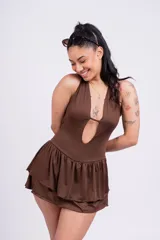 Vestido corto marrón con escote halter, abertura en el pecho y falda con volados.