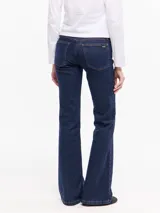 Jean de tiro bajo color azul oscuro, con diseño de cinco bolsillos, pierna ajustada y corte bootcut. Confeccionado en denim de algodón con lycra y lavado clásico oscuro.