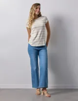 Remera de modal color crudo con rayas horizontales color beige, cuello redondo y mangas cortas.