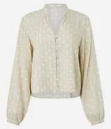 Camisa de viscosa color amarillo pálido con estampado de follaje, cuello mao, cierre frontal con botones y mangas largas con puños ajustados.