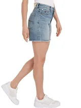 Shorts de jean de tiro alto, color celeste claro, con ruedo desflecado y logo de Tommy Hilfiger bordado en el bolsillo trasero.