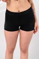 Short de baño negro liso, forrado en entrepierna, confeccionado con tela que contiene fibra LYCRA® XTRA LIFE™ con protección UV fps 50+.