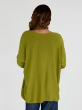 Sweater celeste de tejido de punto con escote en V y mangas largas.