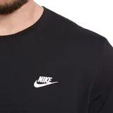 Remera de manga corta color negro, con cuello redondo y pequeño logo Nike bordado en blanco en el lado izquierdo del pecho.