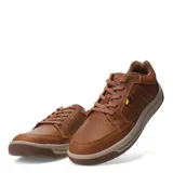 Zapatos urbanos Caterpillar modelo Apa Cush, color marrón, confeccionados en cuero con detalles en gamuza en el talón. Presentan cierre con cordones, suela de goma en tono beige y logo de la marca en el lateral.