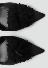 Zapato de tacón kitten color negro, con punta fina, tira ajustable al tobillo con hebilla y detalle de aplicación floral con flecos en el empeine.