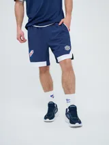 Bermuda deportiva Umbro del Club Nacional de Football, modelo Pro Training, de color azul marino con detalles blancos en el dobladillo. Presenta el escudo del club en una pierna y el logo de la marca en la otra.
