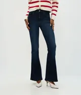 Pantalón de jean modelo flare con calce ajustado en caderas y muslos, y apertura progresiva desde la rodilla. Cuenta con bolsillos funcionales delanteros y traseros, y cierre frontal con botón.