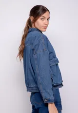 Campera de jean azul con fit holgado, bolsillos frontales grandes, elástico en la cintura y forro interior de corderito.