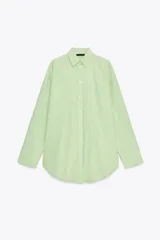 Camisa oversize de cuello solapa, manga larga con puño caído y bolsillo de plastrón en el pecho. Presenta un patrón de rayas verticales sutiles en tono verde lima.