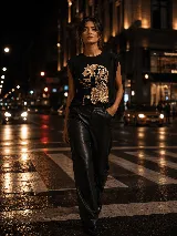 Remera musculosa negra de algodón, con hombreras y estampado frontal de un tigre acompañado por el texto "Eternal Now".