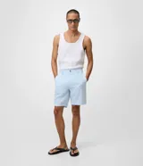 Bermuda slim texturizada de lino con algodón, de color gris claro, con cintura fija con trabillas, bolsillos y cierre delantero con botón y cremallera.