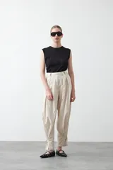 Top negro sin mangas con textura floral en relieve y diseño estructurado.