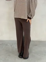 Pantalón de corte recto y tiro alto, color marrón chocolate, confeccionado en tejido suave con cintura elástica.