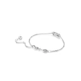 Pulsera plateada con cadena fina y dije del símbolo del infinito adornado con cristales blancos.