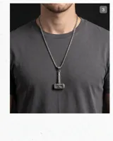 Collar de acero con dije en forma de martillo de Thor, con detalles grabados y cadena de eslabones tipo box.
