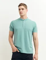 Remera blanca de algodón con cuello mao y media botonadura.